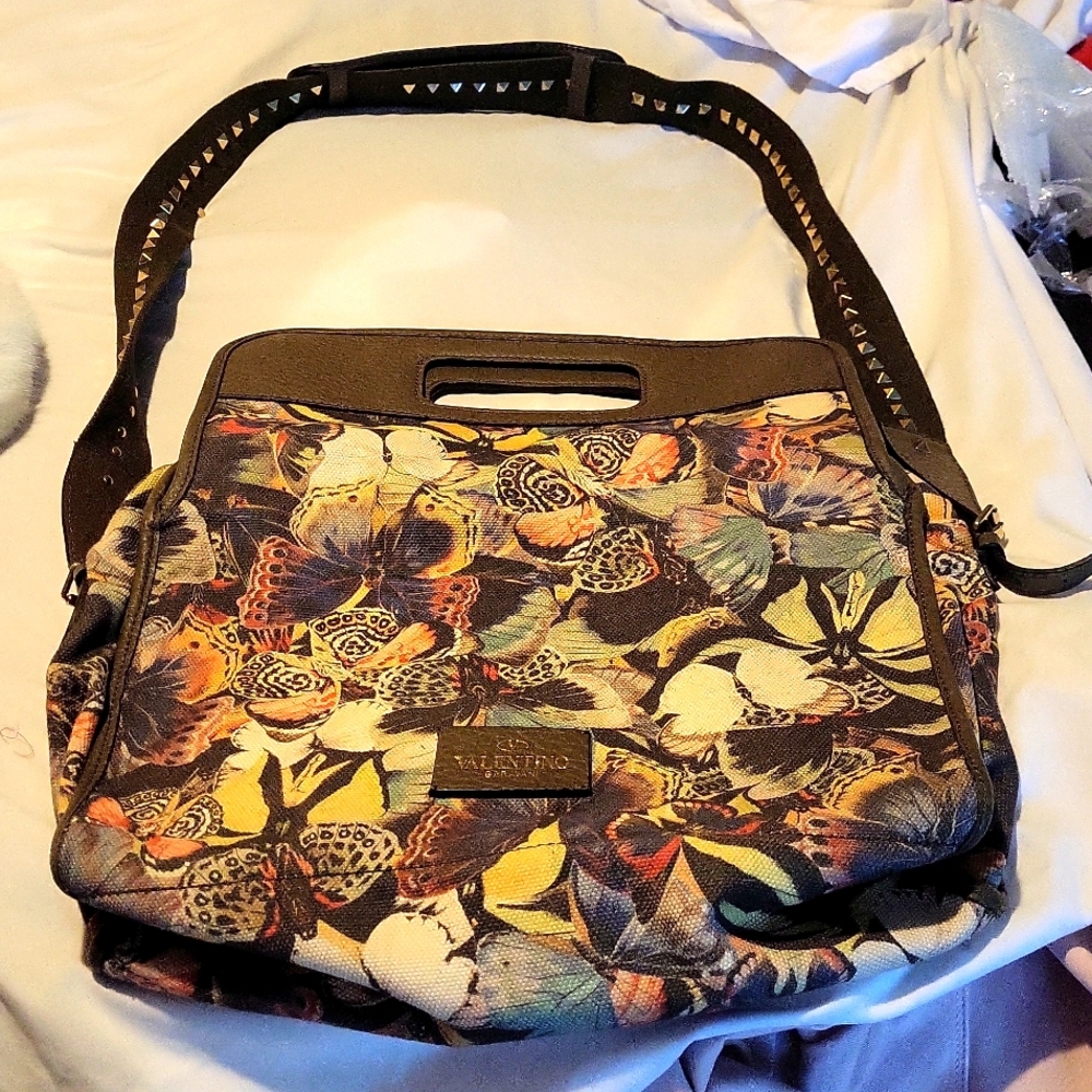 Valentino Garavani butterfly messenger bag! 🦋